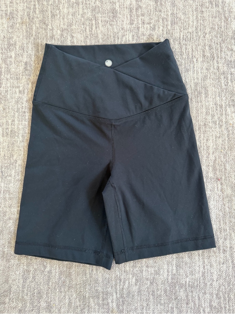 Yogalicious Eclipse Crossover 7 inch shirt size extra small in black